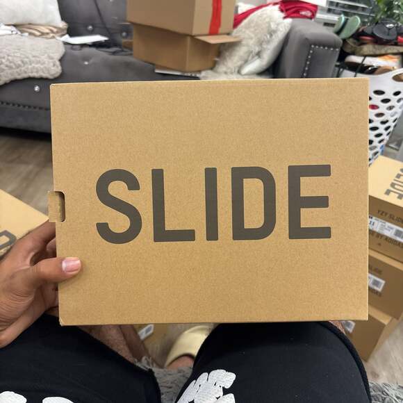 Size 9 Adidas Yeezy Slides Dark Onyx - Picture 3 of 4